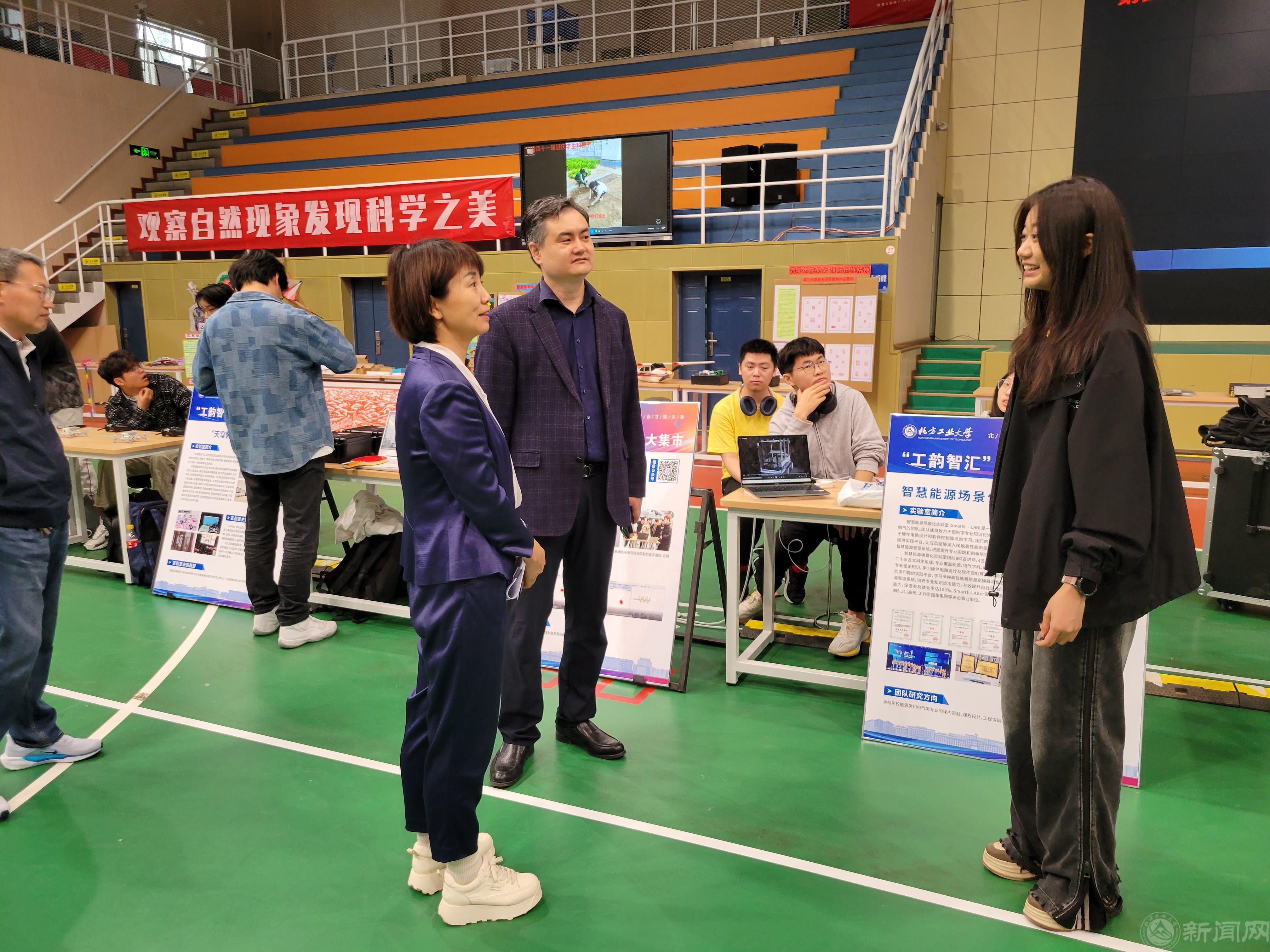 延庆区委教育工委书记张树清参观展览并勉励bat365科创团队学生.jpg